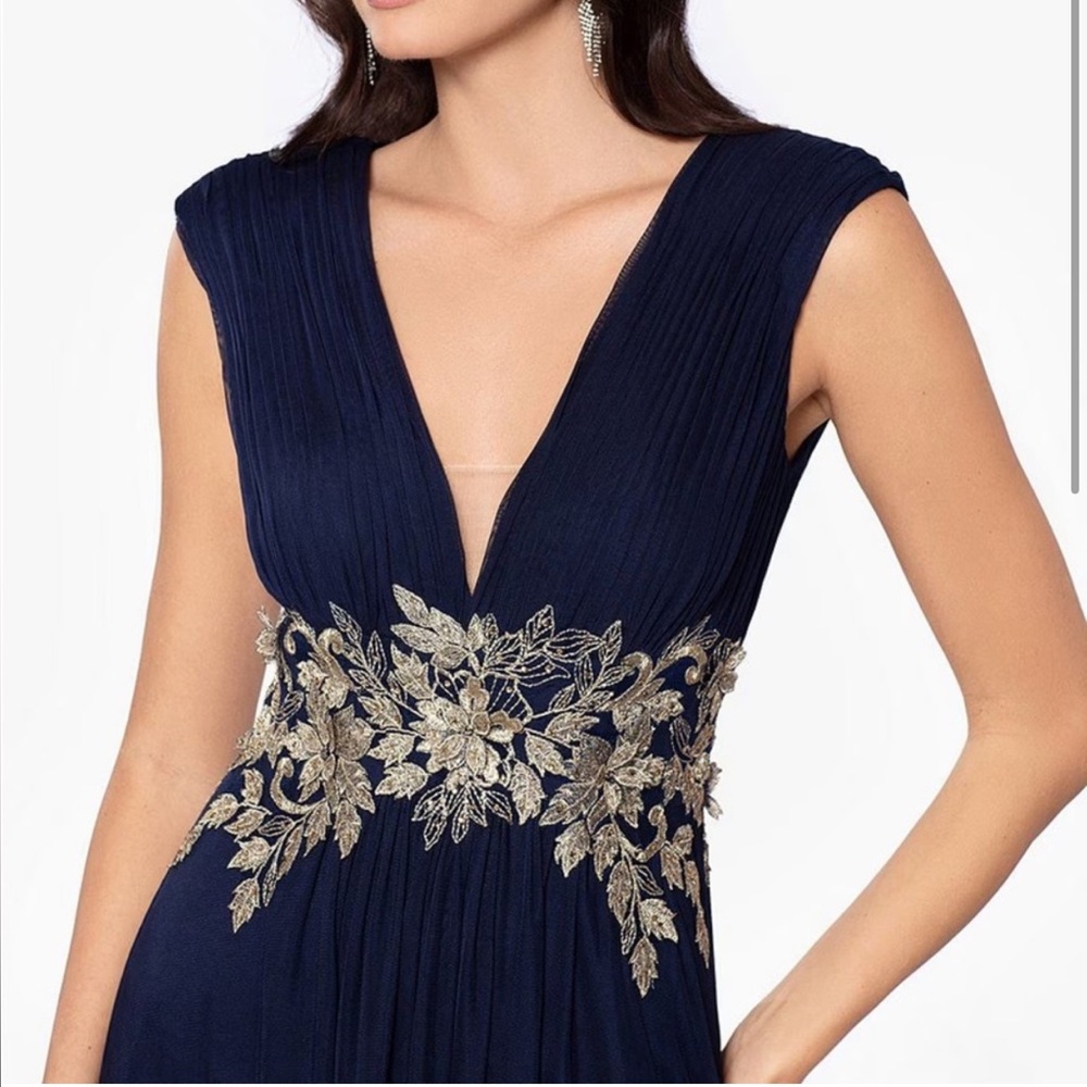 NWT Betsy & Adam Casey Long Chiffon V-Neck Floral Applique Bodice Gown Navy/... - Picture 2 of 5